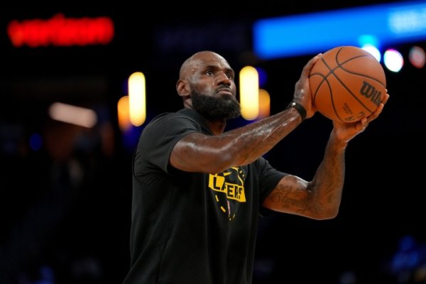 配资资讯门户网 扛起球队！詹姆斯过去两战没东里场均砍下28分8篮板13助攻