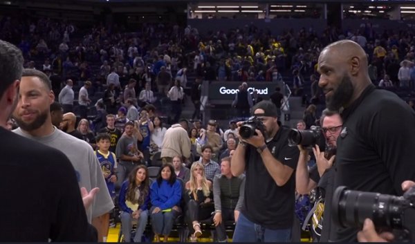 配资点评网 库里专注唠嗑 詹姆斯在一旁耐心等待随后温情相拥🫂